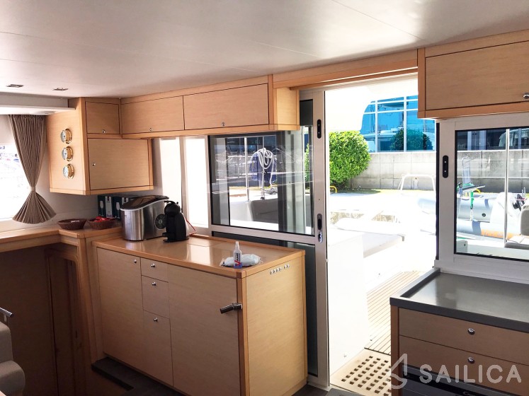 Lagoon 450  Flybridge - Yacht Charter Sailica