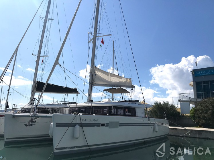 Lagoon 450  Flybridge - Yacht Charter Sailica