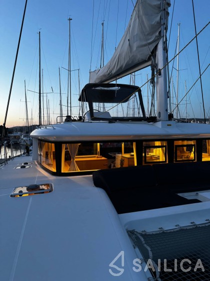 Lagoon 450  Flybridge - Yacht Charter Sailica