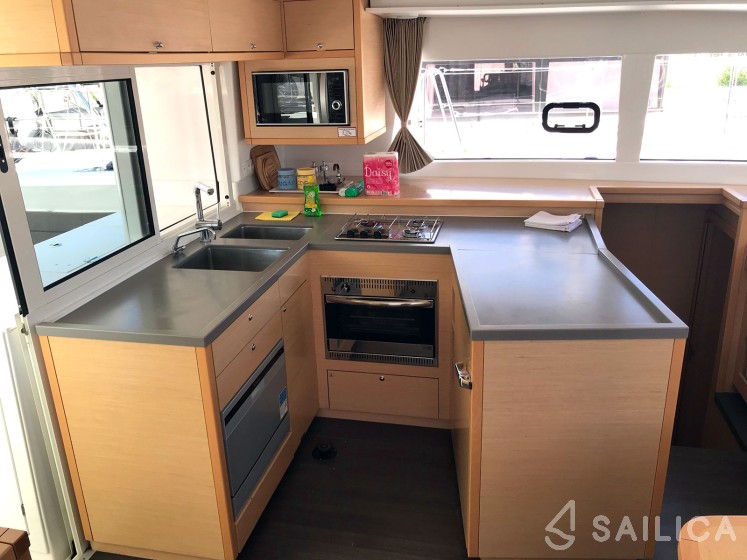 Lagoon 450  Flybridge - Yacht Charter Sailica