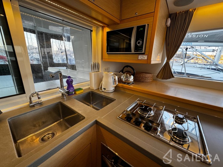 Lagoon 450  Flybridge - Yacht Charter Sailica