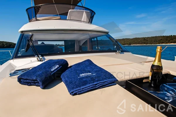 Bavaria Virtess 420 Fly - Yacht Charter Sailica
