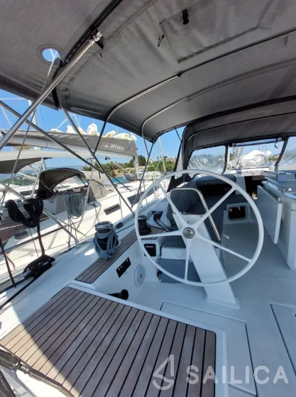 Oceanis 51.1 - Yacht Charter Sailica