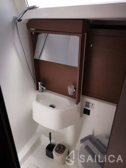 Oceanis 51.1 - Yacht Charter Sailica