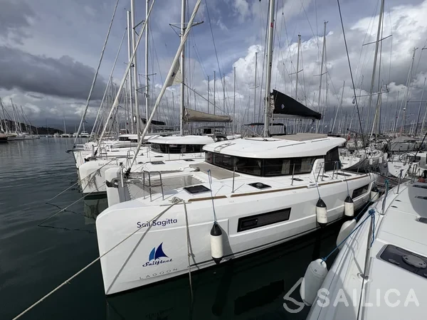 Lagoon 40 - Yacht Charter Sailica