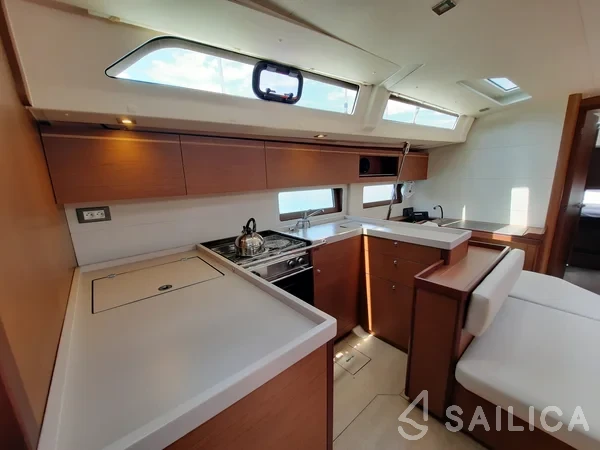 Oceanis 51.1 - Yacht Charter Sailica