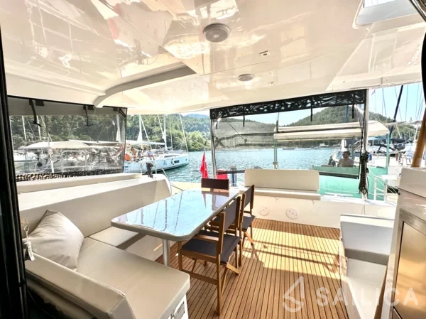 Lagoon 42 - Yacht Charter Sailica