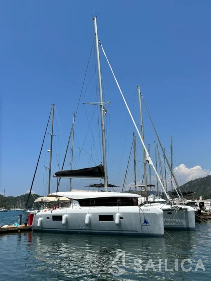 Lagoon 42 - Yacht Charter Sailica
