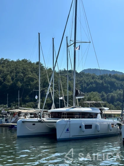 Lagoon 42 - Yacht Charter Sailica