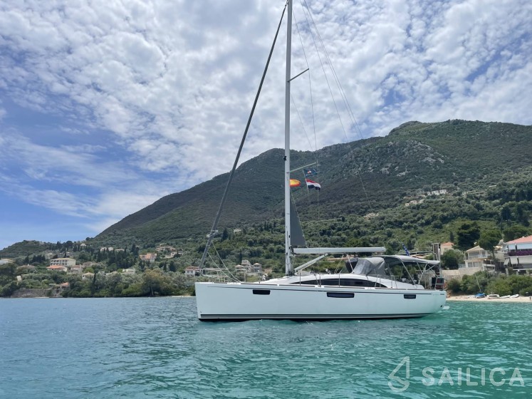 Bavaria Vision 42 - Yacht Charter Sailica