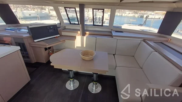 Astréa 42 - Yacht Charter Sailica