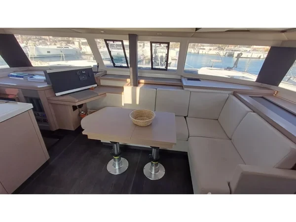 Astréa 42 - Yacht Charter Sailica