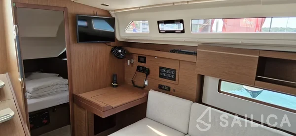 Oceanis 40.1 - Yacht Charter Sailica