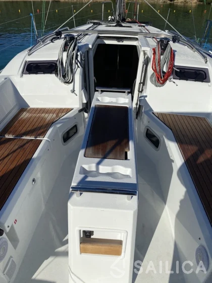 Oceanis 34.1 - Yacht Charter Sailica