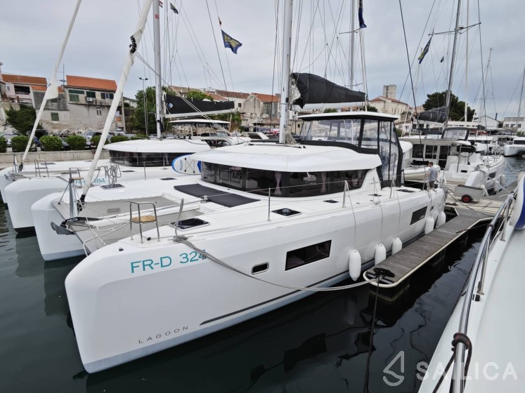 Lagoon 42 - Yacht Charter Sailica