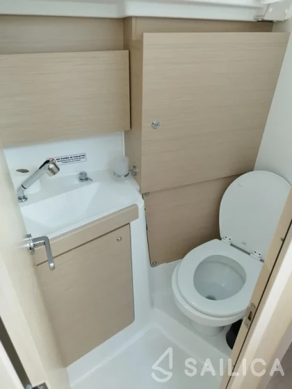 Oceanis 38.1 - Yacht Charter Sailica