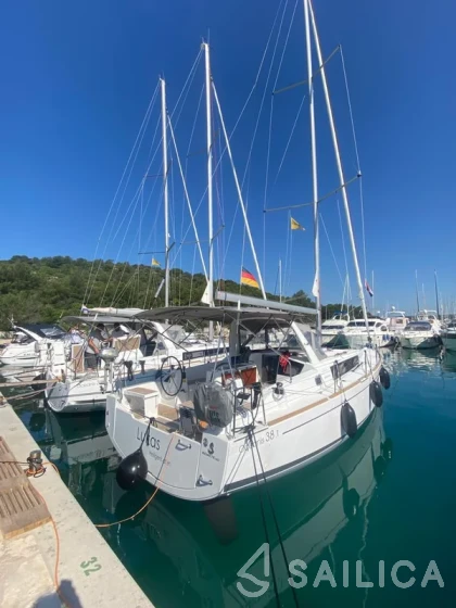 Oceanis 38.1 - Yacht Charter Sailica