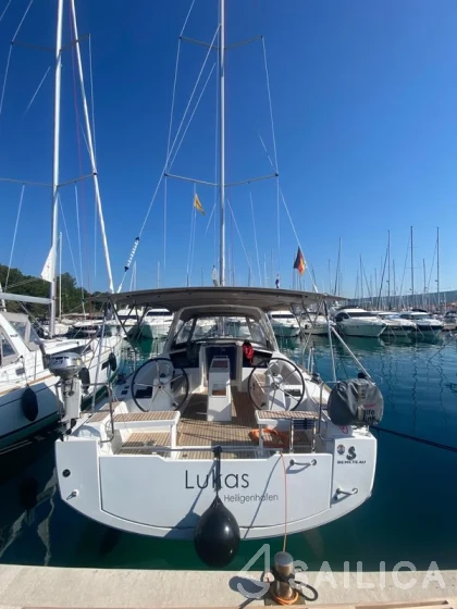 Oceanis 38.1 - Yacht Charter Sailica