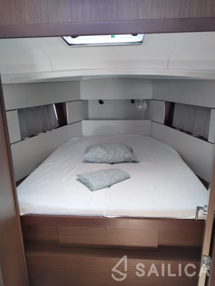 Oceanis 38.1 - Yacht Charter Sailica