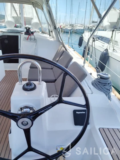 Oceanis 38.1 - Yacht Charter Sailica