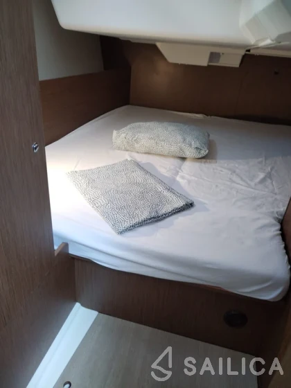 Oceanis 38.1 - Yacht Charter Sailica
