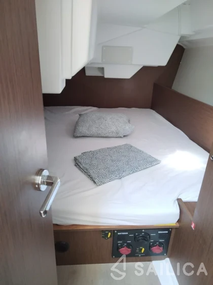 Oceanis 38.1 - Yacht Charter Sailica