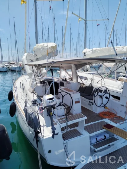 Oceanis 38.1 - Yacht Charter Sailica