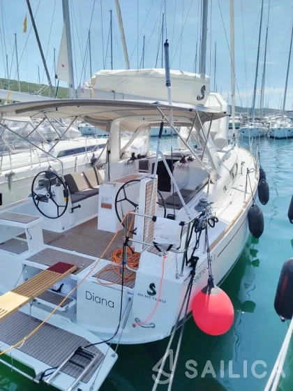 Oceanis 38.1 - Yacht Charter Sailica