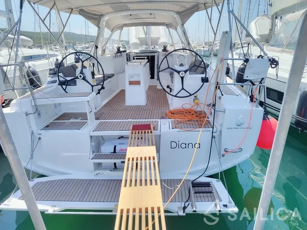 Oceanis 38.1 - Yacht Charter Sailica
