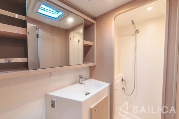 Lagoon 42 - Yacht Charter Sailica