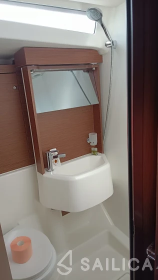 Oceanis 51.1 - Yacht Charter Sailica