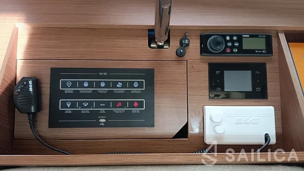 Oceanis 51.1 - Yacht Charter Sailica