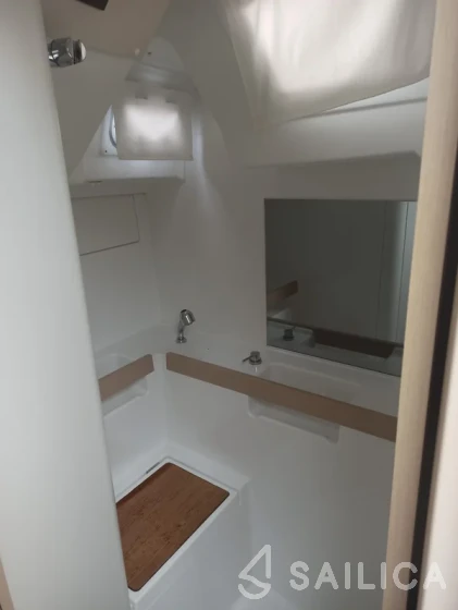 Oceanis 38.1 - Yacht Charter Sailica