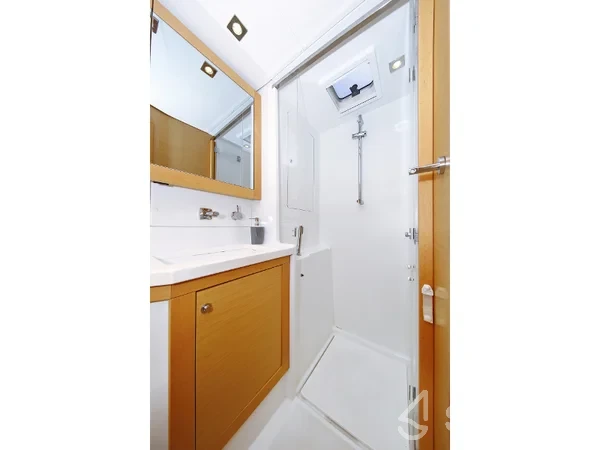 Lagoon 450  Flybridge - Yacht Charter Sailica