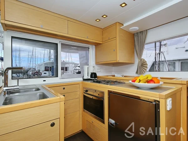 Lagoon 450  Flybridge - Yacht Charter Sailica