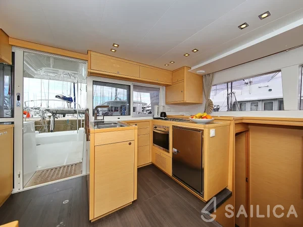 Lagoon 450  Flybridge - Yacht Charter Sailica