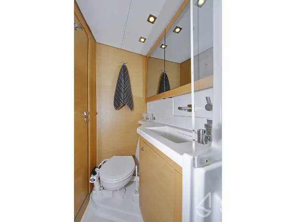 Lagoon 450  Flybridge - Yacht Charter Sailica