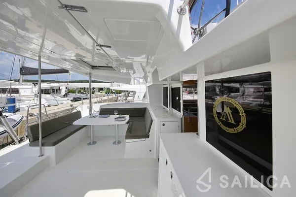 Lagoon 450  Flybridge - Yacht Charter Sailica