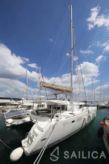 Lagoon 450  Flybridge - Yacht Charter Sailica