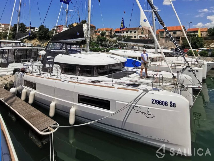 Lagoon 40 - Yacht Charter Sailica