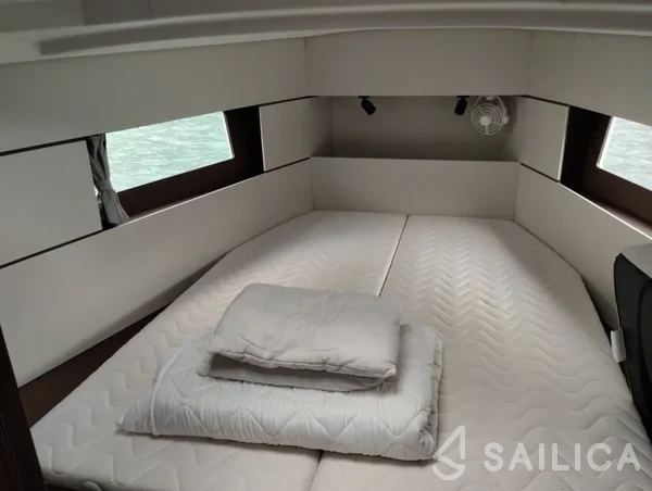 Oceanis 38.1 - Yacht Charter Sailica