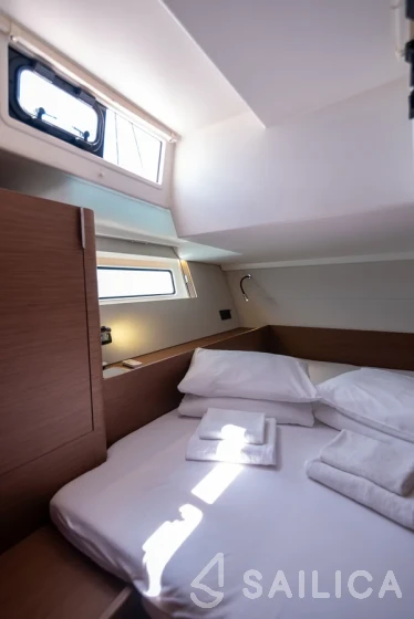 Oceanis 54 - Yacht Charter Sailica