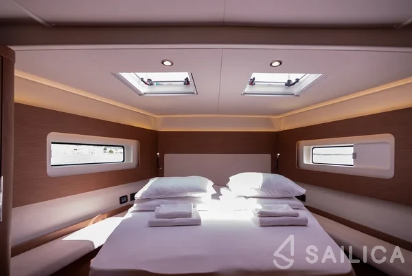 Oceanis 54 - Yacht Charter Sailica