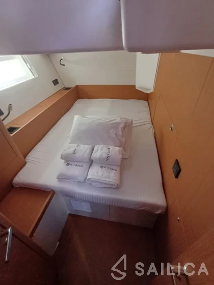 Isla 40 - Yacht Charter Sailica