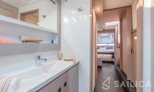 Isla 40 - Yacht Charter Sailica
