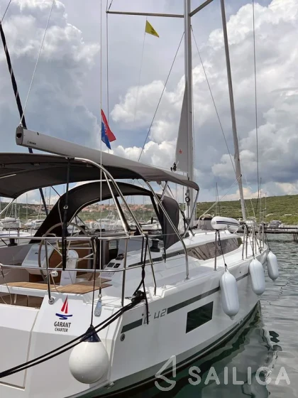 Bavaria C42 - Yacht Charter Sailica