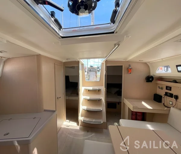 Oceanis 40.1 - Photo #60 Oceanis 40.1 - Yacht Charter Sailica