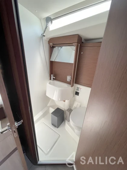 Oceanis 51.1 - Yacht Charter Sailica