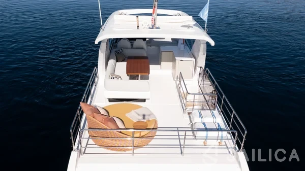 Azimut 60 - Yacht Charter Sailica