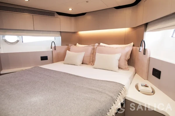 Azimut 60 - Yacht Charter Sailica
